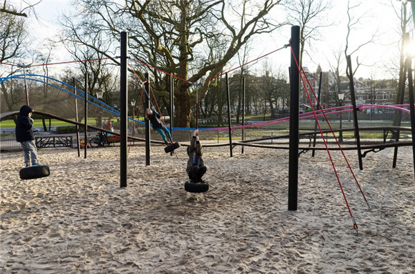 炫彩弧線，阿姆斯特丹游樂場設計