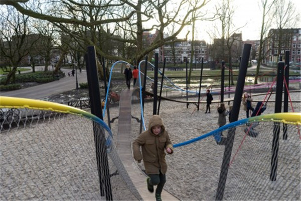 炫彩弧線，阿姆斯特丹游樂場設(shè)計