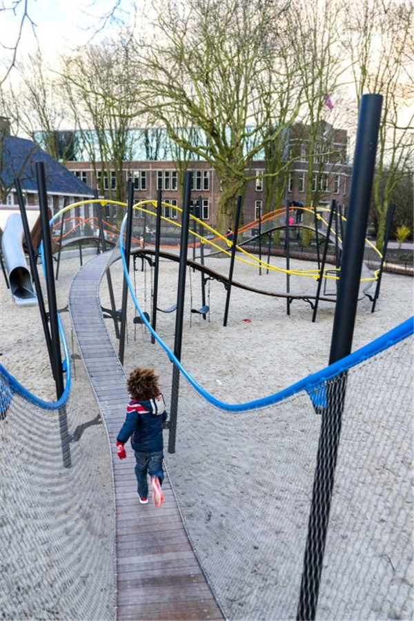 炫彩弧線，阿姆斯特丹游樂場設(shè)計