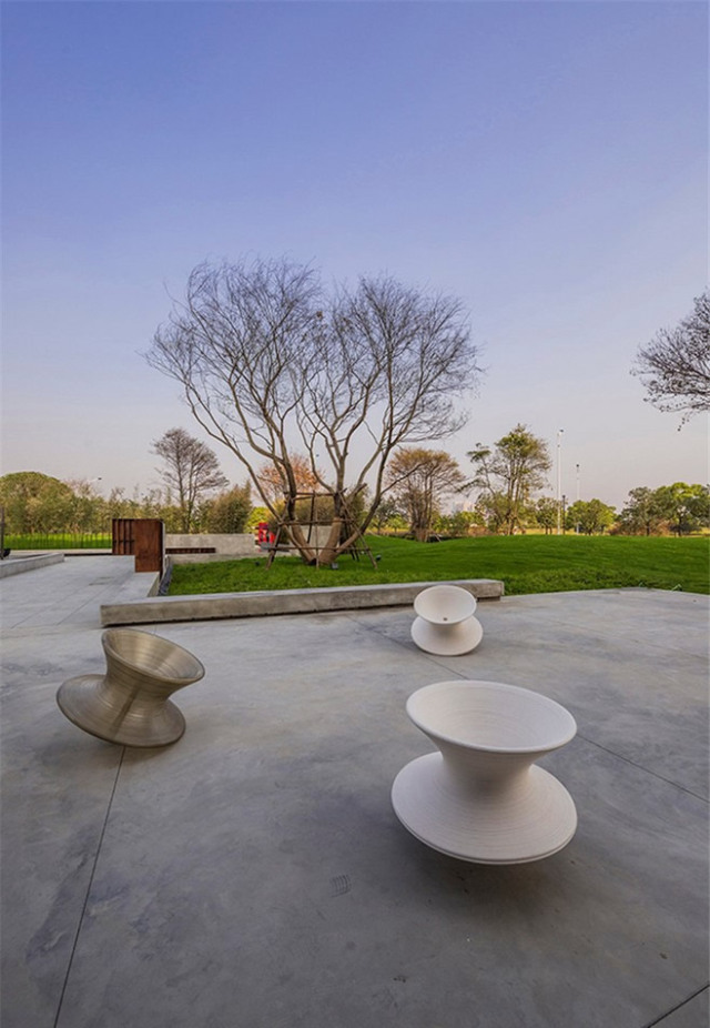 畫龍點睛的雕塑小品