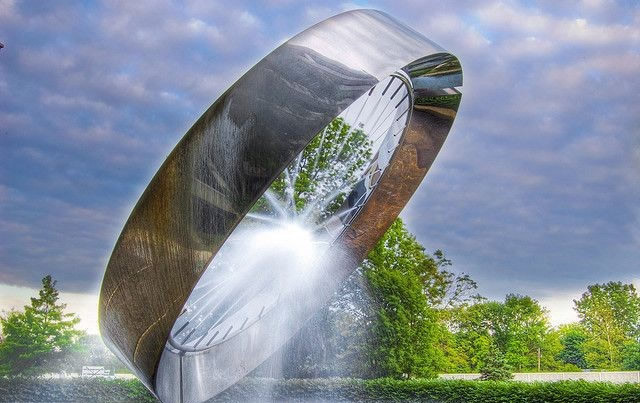 畫龍點(diǎn)睛的雕塑小品