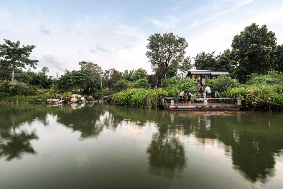 高速路旁的鄉土風格開放型城市公園