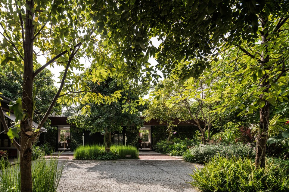 高速路旁的鄉土風格開放型城市公園