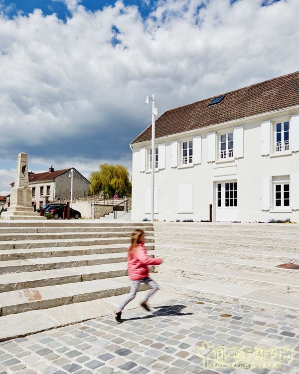 8月17號頭條：法國Guitrancourt小鎮(zhèn)中心廣場改造項(xiàng)目賞析