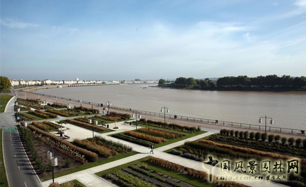 8月24頭條：法國波多爾鏡面廣場項目賞析