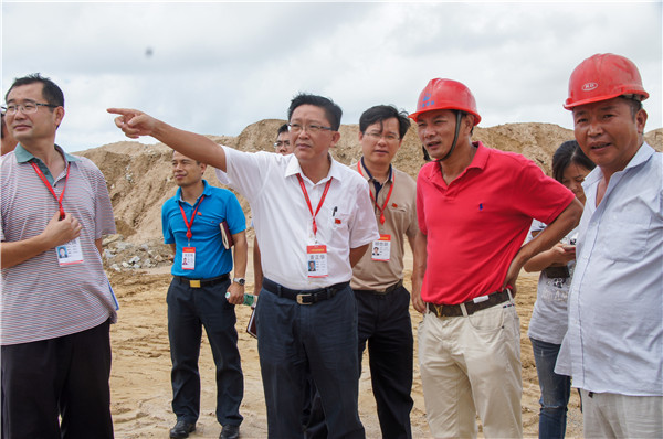 海南陵水縣委書記麥正華調研垃圾填埋場