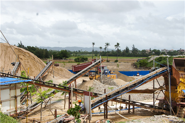 海南陵水縣委書記麥正華調研垃圾填埋場