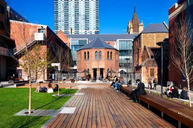 校園廣場案例:皇家墨爾本理工大學大草坪