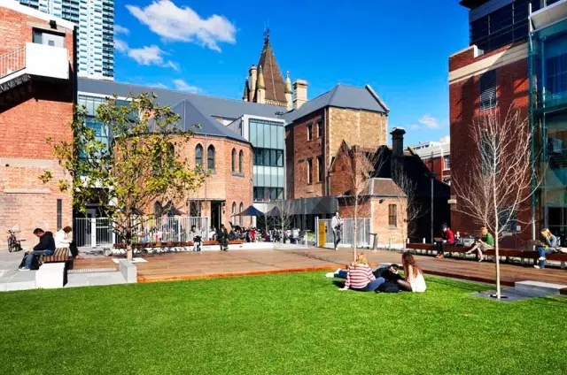 校園廣場案例:皇家墨爾本理工大學大草坪