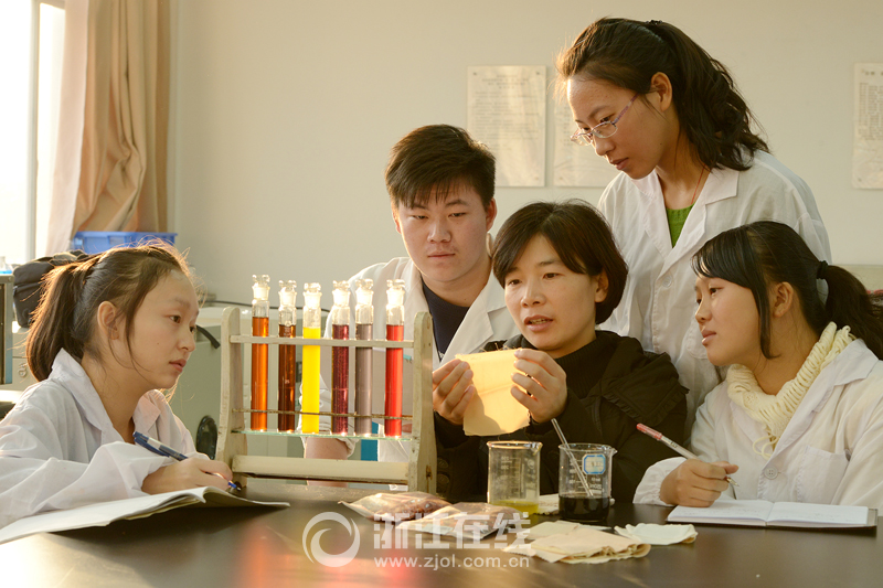 浙紡院一研究成果獲國家10項專利 純天然植物染料服裝受青睞