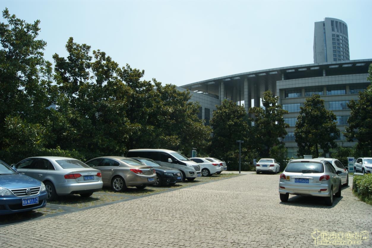 2016園冶杯:合肥市政務綜合樓室外停車場改造