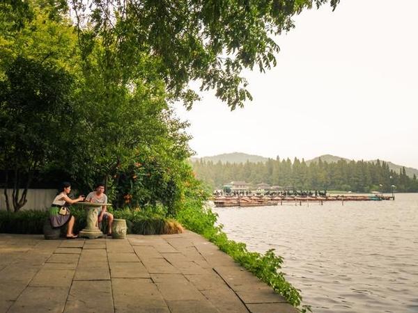西湖邊上靈動的中國古典園林