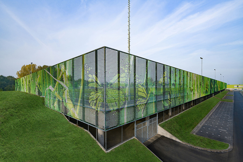 荷蘭高速公路上方的運動公園