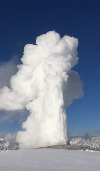 美國黃石國家公園里老忠泉遇冷爆發