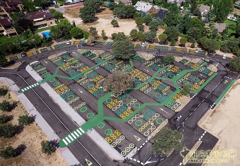 馬德里樹形結(jié)構(gòu)校園停車場景觀