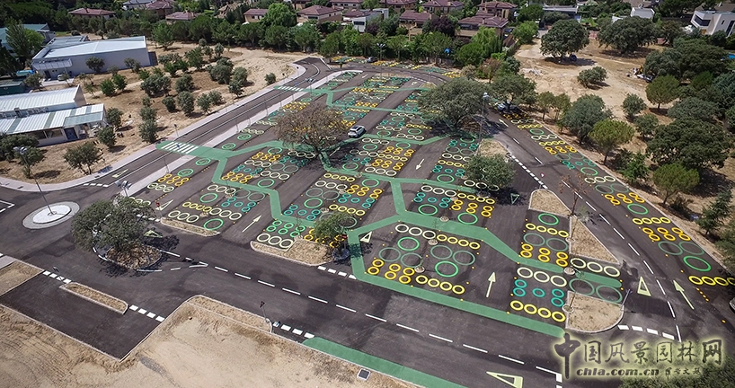 馬德里樹形結(jié)構(gòu)校園停車場景觀