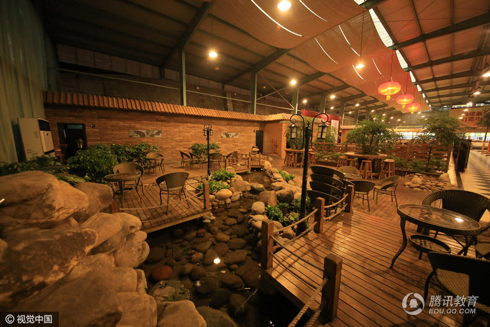 高校現(xiàn)“園林風(fēng)”食堂 有樹(shù)有水能奏樂(lè)