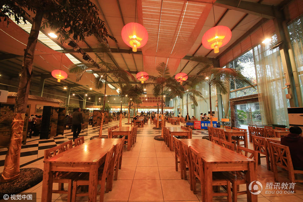 高校現“園林風”食堂 有樹有水能奏樂