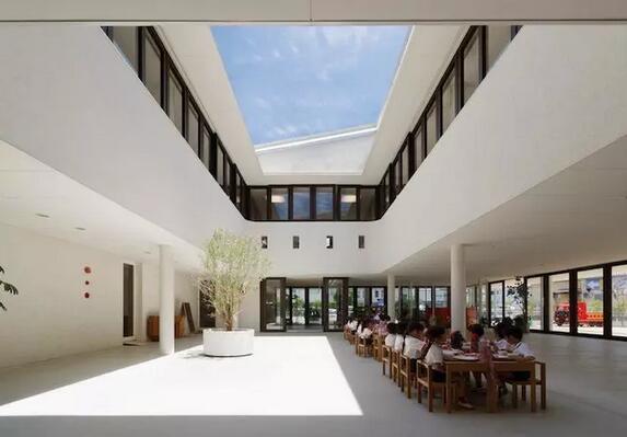 幼兒園不是游樂場,也不需要五顏六色