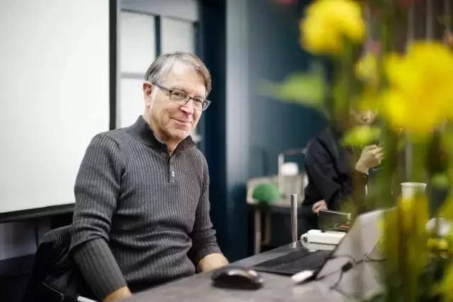 看花藝師施展“魔法”