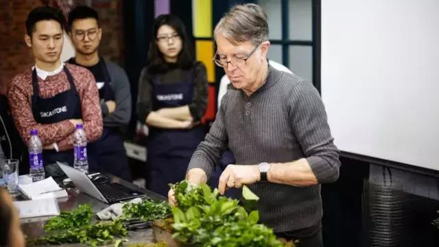 看花藝師施展“魔法”