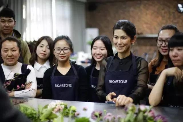 看花藝師施展“魔法”