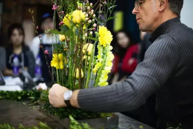 看花藝師施展“魔法”