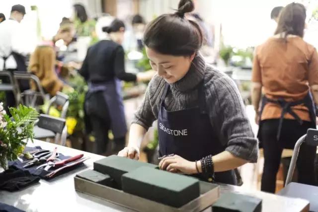 看花藝師施展“魔法”