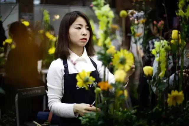 看花藝師施展“魔法”