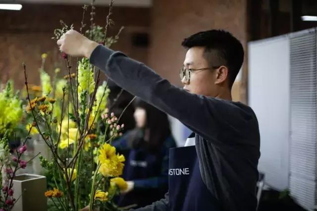 看花藝師施展“魔法”