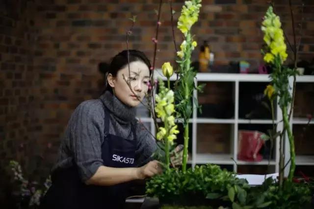 看花藝師施展“魔法”