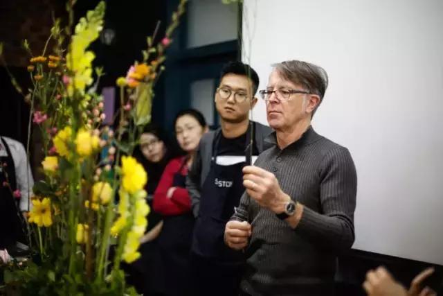 看花藝師施展“魔法”