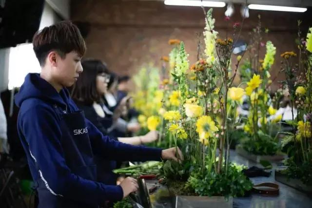 看花藝師施展“魔法”