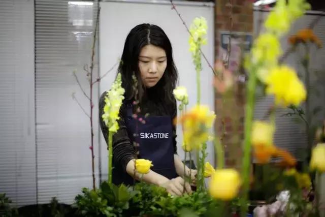 看花藝師施展“魔法”