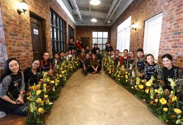 看花藝師施展“魔法”