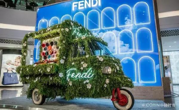 當(dāng)時(shí)尚開(kāi)始偏愛(ài)花藝……