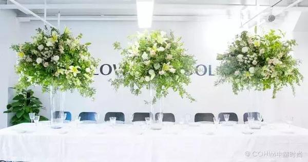 自由動態的花藝設計帶來富有張力的視覺效果