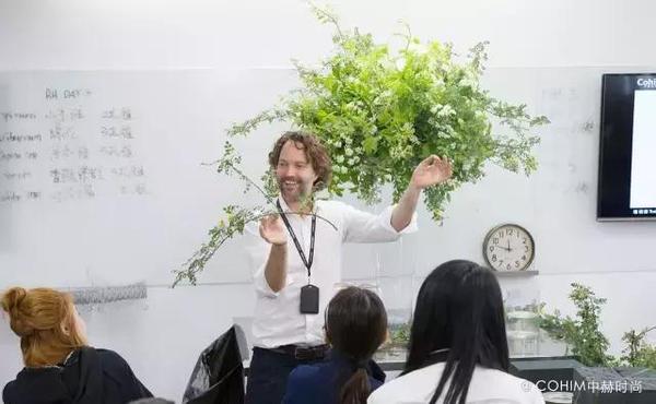 自由動態的花藝設計帶來富有張力的視覺效果