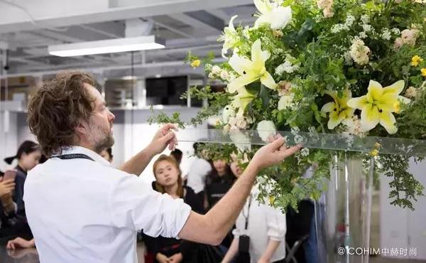 自由動態的花藝設計帶來富有張力的視覺效果