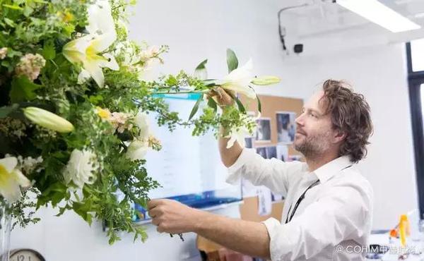 自由動態的花藝設計帶來富有張力的視覺效果