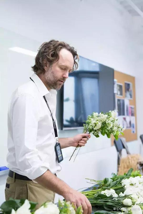 自由動態的花藝設計帶來富有張力的視覺效果