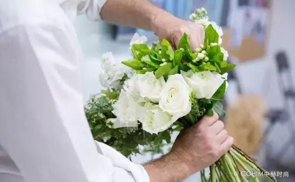 自由動態的花藝設計帶來富有張力的視覺效果