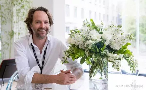 自由動態(tài)的花藝設(shè)計帶來富有張力的視覺效果