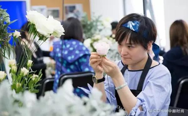 自由動態(tài)的花藝設(shè)計帶來富有張力的視覺效果