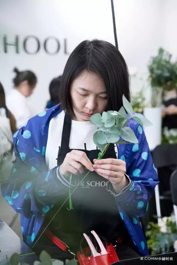 自由動態(tài)的花藝設(shè)計帶來富有張力的視覺效果