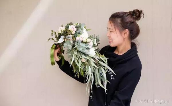 自由動態(tài)的花藝設(shè)計帶來富有張力的視覺效果