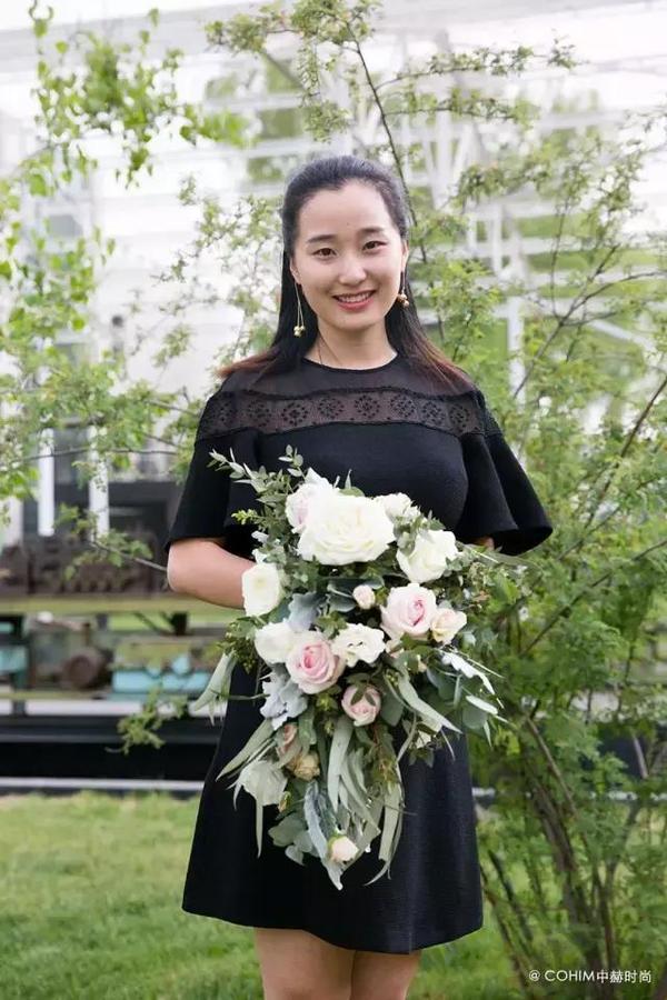 自由動態(tài)的花藝設(shè)計帶來富有張力的視覺效果