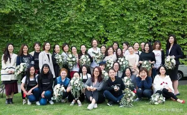 自由動態(tài)的花藝設(shè)計帶來富有張力的視覺效果