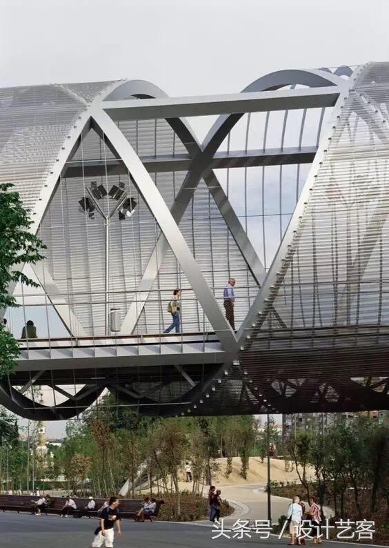 創(chuàng)意橋梁設(shè)計(jì)帶來(lái)獨(dú)特的城市風(fēng)景
