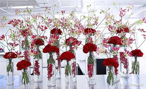 幾種經典歐式長餐桌上的宴會花藝